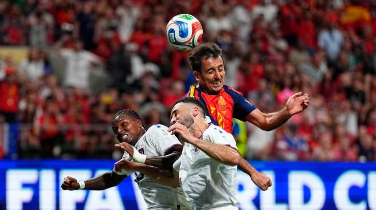 <i>Sidny Lopes Cabral de Cabo Verde y Mikel Oyarzabal de España luchan por el balón durante el partido.</i>