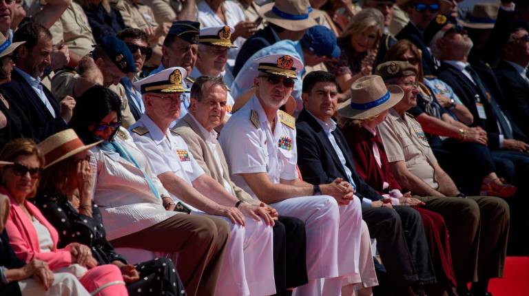 <i>El alcalde de Vigo, Abel Caballero y el Rey Felipe VI, durante la revista naval y la exhibición dinámica con motivo del Día de las Fuerzas Armadas. / Europa Press.</i>