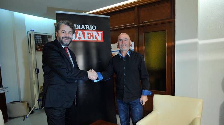<i>El director de Diario JAÉN, Juan Espejo, y el expresidente del Club Tenis Martos, Juan Ortega, en la firma del convenio en 2014. / Archivo histórico Diario JAÉN. </i>