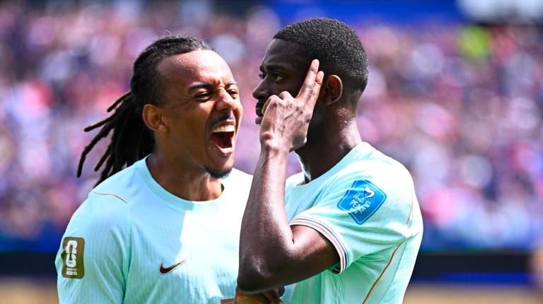 <i>Jules Kounde y Dembele, en la celebración de uno de los goles. / Tom Weller / dpa.</i>