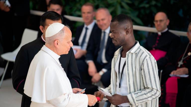 <i>El Papa León XIV, con Khadri, un inmigrante senegalés que encontró apoyo en Madrid. / Fernando Sánchez / Europa Press. </i>