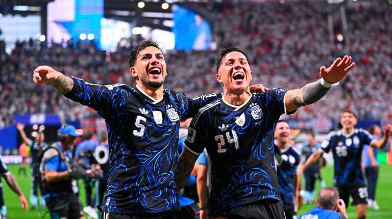 <i>Leandro Paredes y Enzo Fernández celebrando la victoria de Argentina en la semifinal ante Inglaterra. / Europa Press. </i>