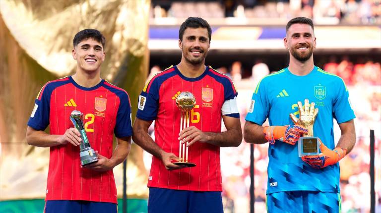 <i>El centrocampista de la selección española Rodri Hernández, el portero Unai Simón y el central Pau Cubarsí. / RFEF.</i>