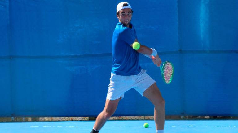 <i>Dan Added devuelve la pelota en el partido ante Albert Pedrico. / CT Martos.</i>