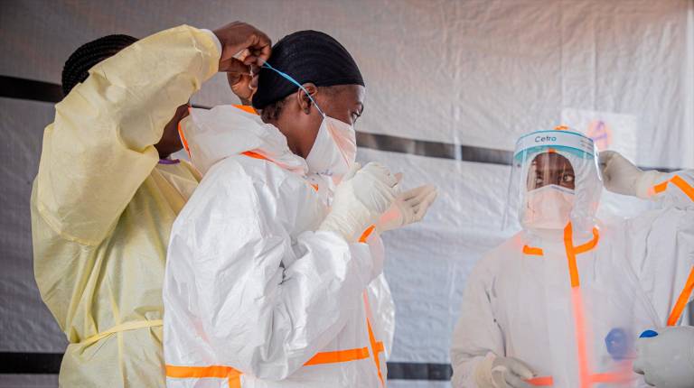 <i>Médicos con ropas especiales para protegerse el ébola. / Europa Press. </i>