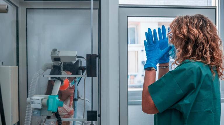 <i>Una profesional sanitaria atiende a una paciente en una prueba médica. / Hospital Universitario de Jaén.</i>