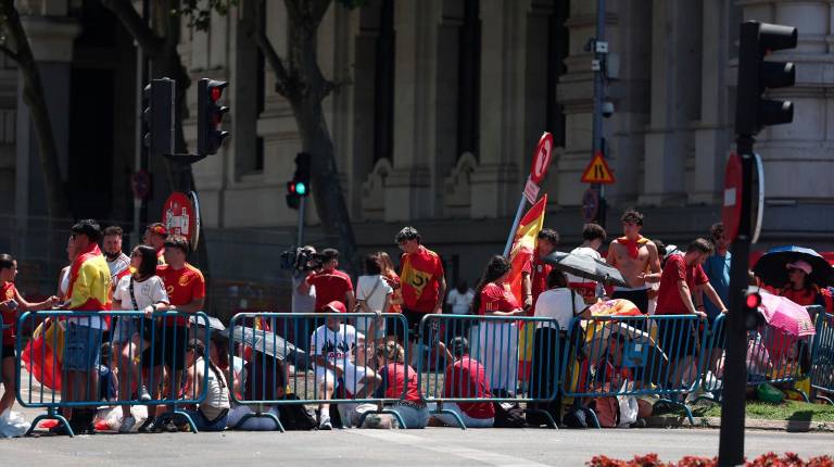 <i>Varias personas esperan a la llegada de los jugadores durante los preparativos para la llegada de la Selección Española. / Eduardo parra / Europa Press.</i>