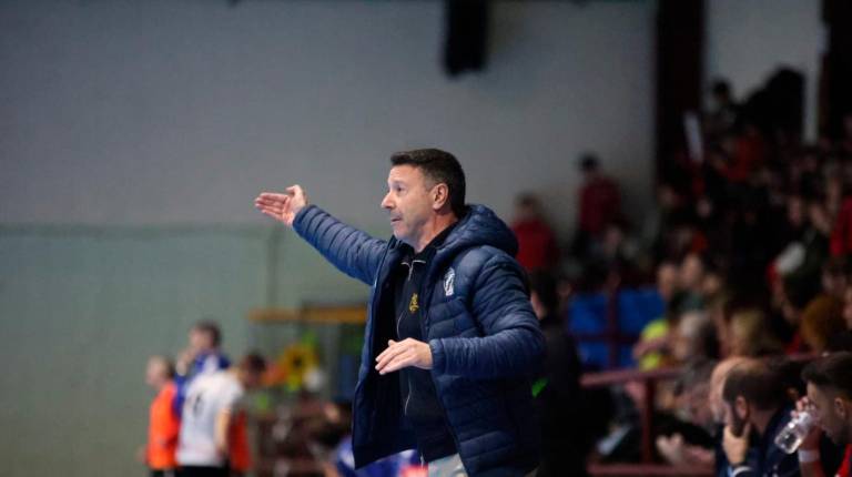 <i>Quique García da instrucciones en un partido de Liga. / Avanza.</i>