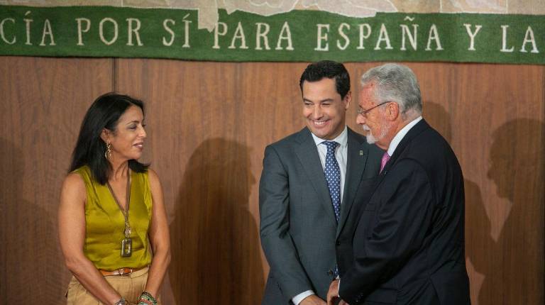 <i>El presidente de la Junta de Andalucía, Juanma Moreno y la presidenta del Parlamento andaluz, Marta Bosquet felicitan a Jesús Maeztu tras tomar posesión del cargo como Defensor del Pueblo Andaluz. / María José López / Europa Press.</i>