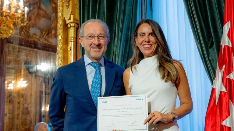 <i>La catedrática Macarena Espinilla recoge el premio por el proyecto que lidera, AIgentiCARE. / Universidad de Jaén.</i>