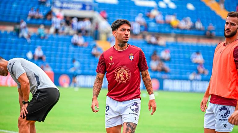 <i>Óscar Lozano, durante el calentamiento en su visita al Hércules. / Miranda López / Real Jaén.</i>