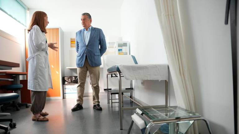 <i>El consejero Antonio Sanz durante una visita hoy a la Unidad de Fisioterapia del Centro de Salud Clara Campoamor, en Mairena de Aljarafe (Sevilla). / Junta de Andalucía.</i>