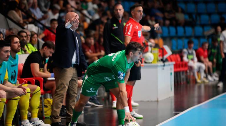 <i>Daniel Rodríguez da instrucciones mientras el navarro Cerviño saca de banda. / Magna Xota.</i>