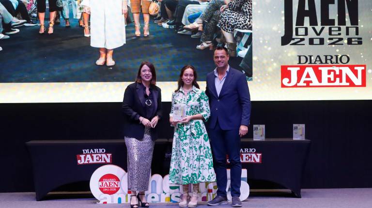 <i>Ana Belén Muñoz, presidenta de ASEM, la premiada Laura Rodríguez y Antonio Torres, concejal en Andújar, posando con el premio. / Jaosn Moyano / Diario JAÉN.</i>