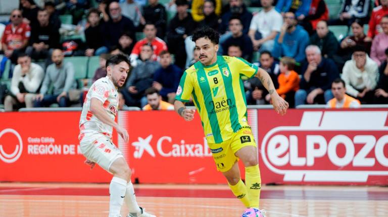 <i>Rikelme controla el balón en un partido ante ElPozo Murcia. / Jaén FS.</i>