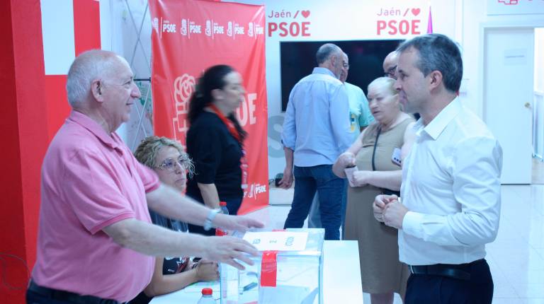 <i>Julio Millán, Carlos Alberca y otros militantes ejercen su derecho a voto en las primarias. / Pablo Espinosa Luna / Diario JAÉN.</i>