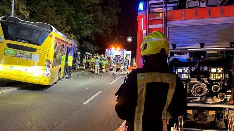 <i>Bomberos que acudieron al lugar de los hechos / Feuerwehr Berlin / DPA / Europa Press.</i>