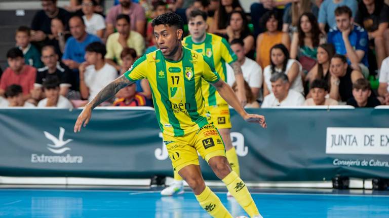 <i>Bynho controla el balón en la final de la Copa del Rey. / Monti / Jaén Paraíso Interior.</i>