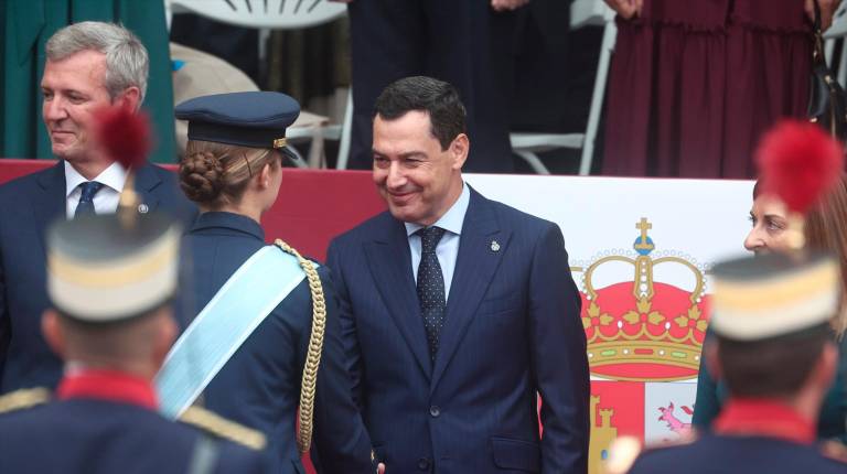 <i>La Princesa Leonor y el presidente de la Junta de Andalucía, Juanma Moreno, durante el acto solemne de homenaje a la bandera nacional y desfile militar por el 12 de octubre, Día de la Hispanidad, en la Plaza de Cánovas del Castillo, a 12 de octubre de 2025. / Europa Press. </i>