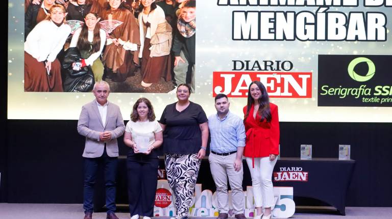 <i>Juan Bravo, alcalde de Mengíbar, junto a los miembros de la Asociación Anímame y a la diputada provincial de Juventud, María Dolores Ruiz. / Jason Moyano / Diario JAÉN.</i>