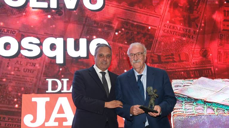 <i>El presidente del Consejo de Administración de DIARIO JAÉN, S. A., Eleuterio Muñoz González, entrega el reconocimiento a Vicente del Bosque González. / Agustín Muñoz / Diario JAÉN.</i>