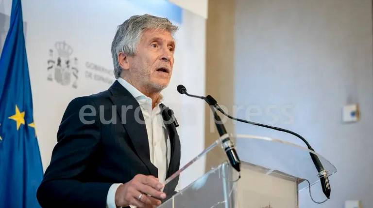 <i>El ministro del Interior, Fernando Grande-Marlaska, en una rueda de prensa en imagen de archivo. / Europa Press.</i>