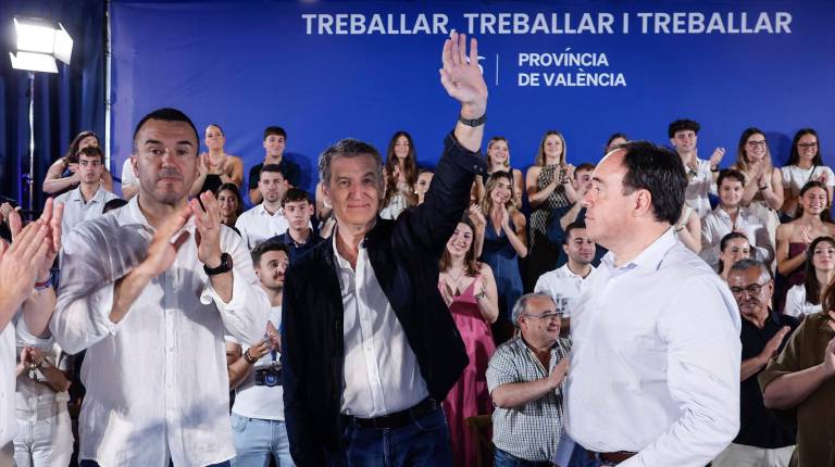 <i>Vicente Mompó, Alberto Núñez Feijóo y Juanfran Pérez Llorca, en la reunión de la Junta Directiva del PP de la provincia de Valencia. / Rober Solsona / Europa Press.</i>