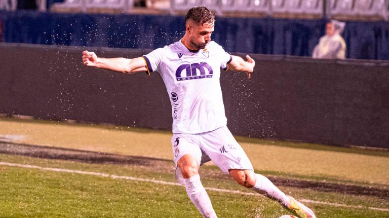 <i>Connor controla el balón en un partido disputado en el Estadio de La Victoria. / Miranda López / Real Jaén.</i>