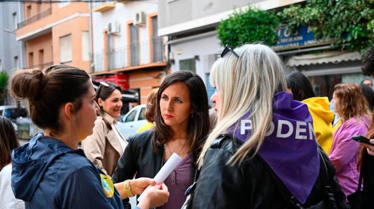 <i>Ione Belarra atiende las quejas y solicitudes de la ciudadanía durante la concentración en Jaén. Archivo. / Europa Press.</i>