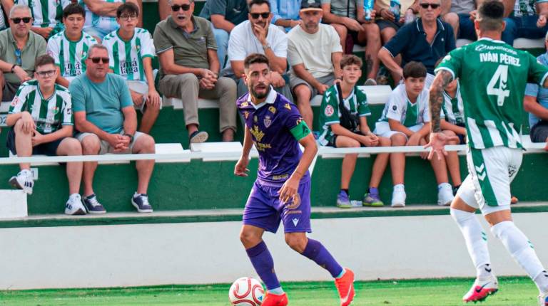 <i>Mario Martos realiza una jugada en presencia de Iván Pérez. / Miranda López / Real Jaén CF. </i>