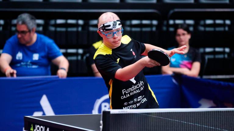 <i>Marcos Valsera devuelve la pelota en una competición.</i>