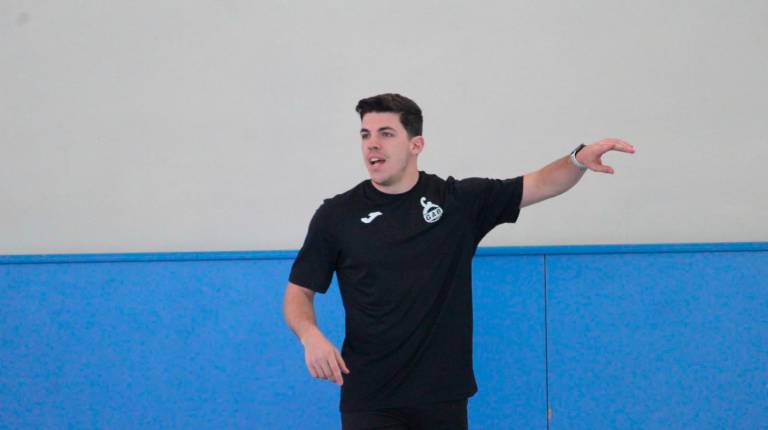 <i>Alejandro Fernández da instrucciones en un entrenamiento del GAB Jaén.</i>