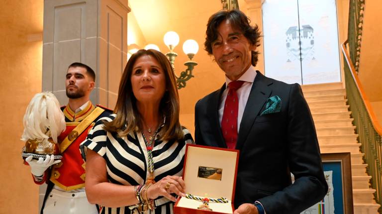 <i>Auxi del Olmo junto con Curro Díaz en la entrega de la medalla. </i>