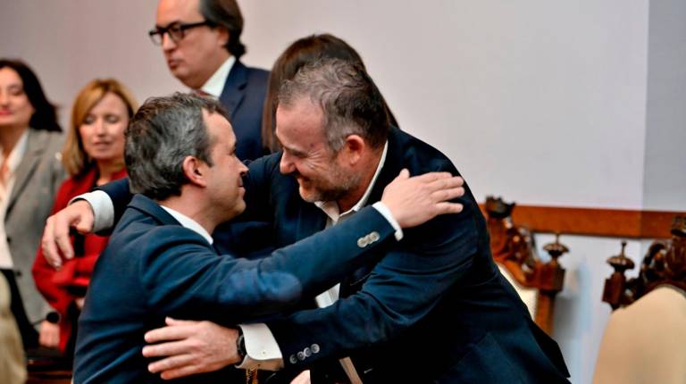 <i>Carlos Alberca y Julio Millán, en el pleno de la moción de censura. / Juande Ortiz. </i>