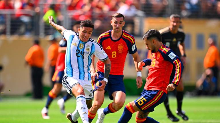<i>Los españoles Álex Baena y Fabián y el argentino Enzo Fernández en busca del balón. / Europa Press. </i>