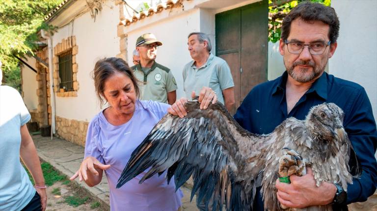 <i>La consejera de Sostenibilidad y Medio Ambiente en funciones, Catalina García, realiza una visita al Centro de Cría en Cautividad del Quebrantahuesos Guadalentín en Cazorla. / Europa Press.</i>