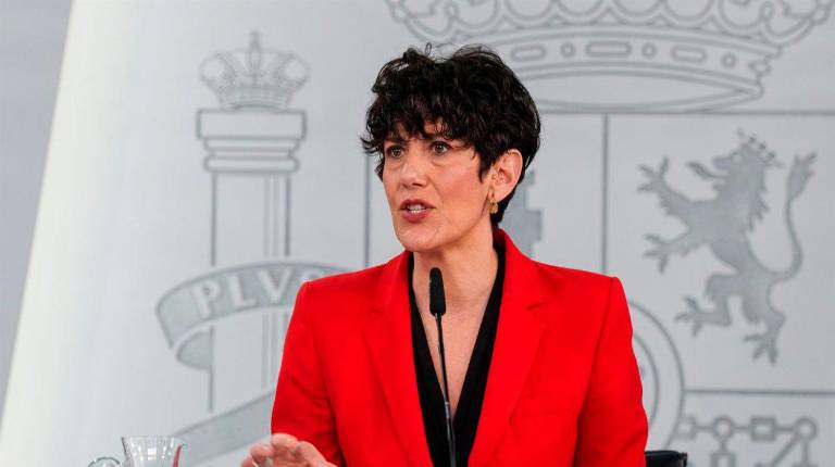 <i>La ministra de Inclusión, Seguridad Social y Migraciones, Elma Saiz, durante la rueda de prensa tras el consejo de Ministros. / Matías Chiofalo / Europa Press.</i>