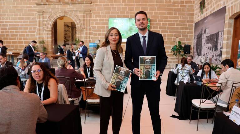 <i>Elena Rodríguez y Francisco Javier Lozano en el encuentro profesional sobre oleoturismo. Archivo. / Europa Press.</i>