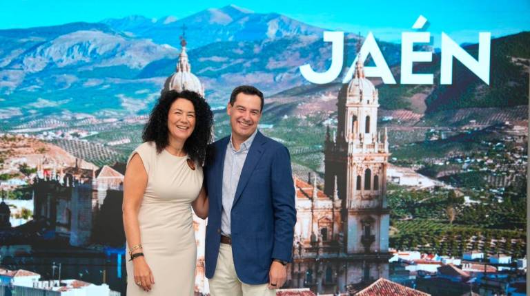 <i>Isabel Azañón, candidata del PP a la alcaldía de Jaén junto a Juanma Moreno. / @Juanmamoreno.</i>