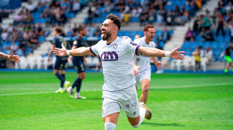 <i>Alberto Bernardo celebra el gol conseguido ante el UCAM Murcia, que acercó al Real Jaén al playoff de ascenso. / Miranda López / Real Jaén.</i>