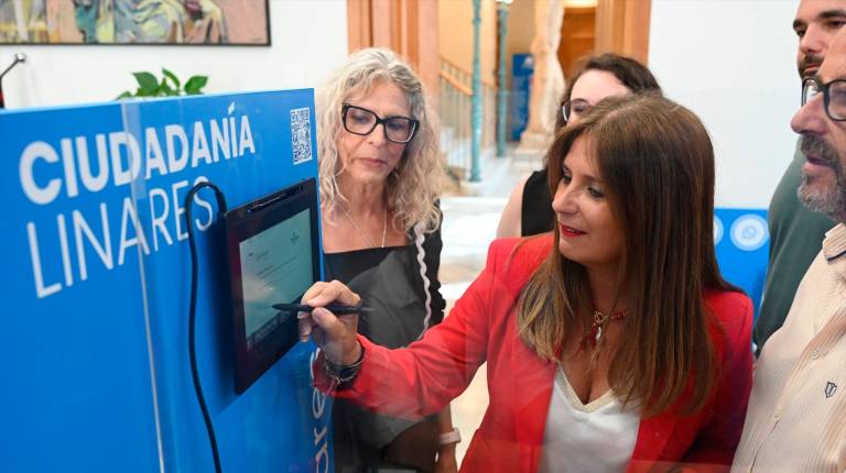 <i>La alcaldesa de Linares, Auxi del Olmo, con uno de los nuevos dispositivos. / Ayuntamiento de Linares / Europa Press.</i>