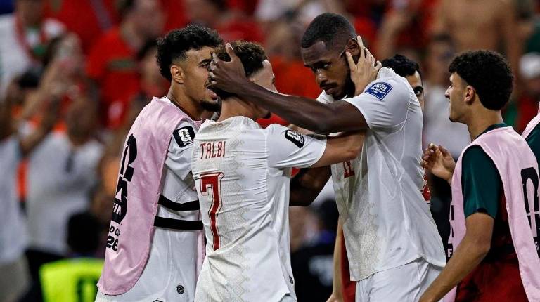 <i>Issa Diop y Chemsdine Talbi celebran el gol de Marruecos ante Países Bajos.</i>