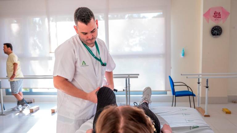 <i>Un fisioterapeuta con una paciente. / Hospital Universitario de Jaén. </i>