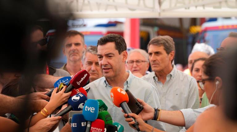 <i>El presidente de la Junta de Andalucía, Juanma Moreno, en una atención a los medios en el puesto de mando avanzado por incendio forestal en Los Gallardos (Almería). / Junta de Andalucía.</i>
