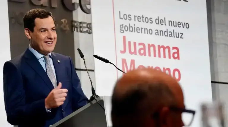 <i>El presidente de la Junta de Andalucía, Juanma Moreno, este lunes, durante su intervención en el encuentro-coloquio Diálogos Sur, organizado por el Diario Sur, en Málaga. / Álex Zea / Europa Press.</i>
