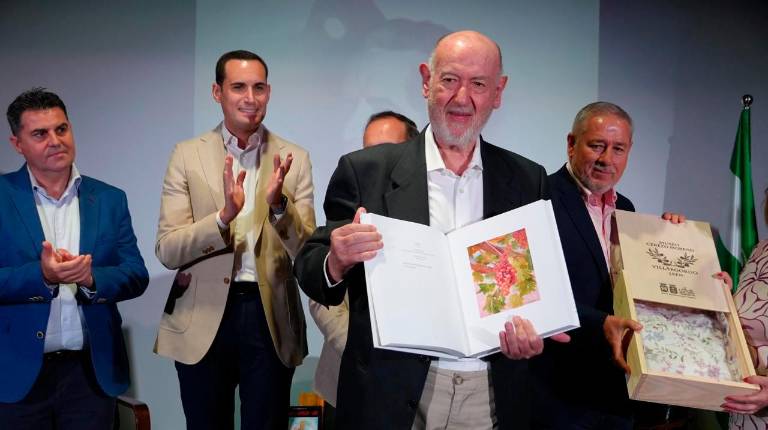 <i>Juan Eslava Galán sostiene una de las obras. / Diputación de Jaén.</i>