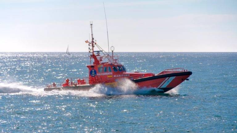 Hallan en el mar el cuerpo sin vida de una persona en Vélez-Málaga