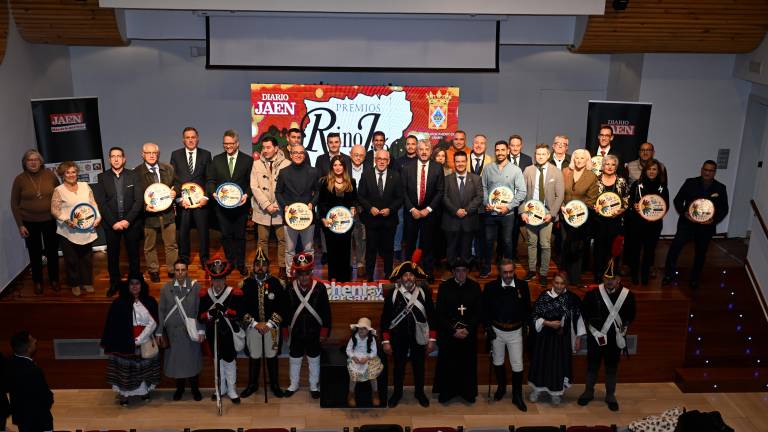 Foto de familia de los colectivos y personalidades galardonadas, junto a las autoridades y asistentes a la gala de los Premios Reino de Jaén “Sierra Morena”. / Juande Ortiz.