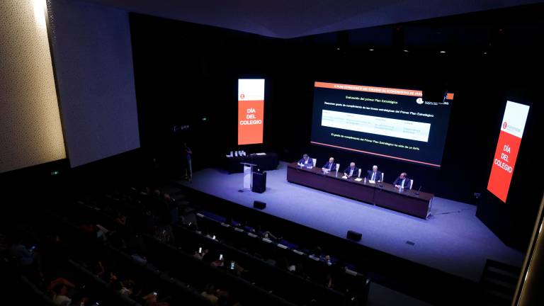 La mesa principal del acto del Día del Colegio la presidieron Manuel Aranda, Rafael Peralta, Sergio Berrios, Francisco Rubia y Manuel Jesús Ruiz. / F. Gaitán / Diario JAÉN. 