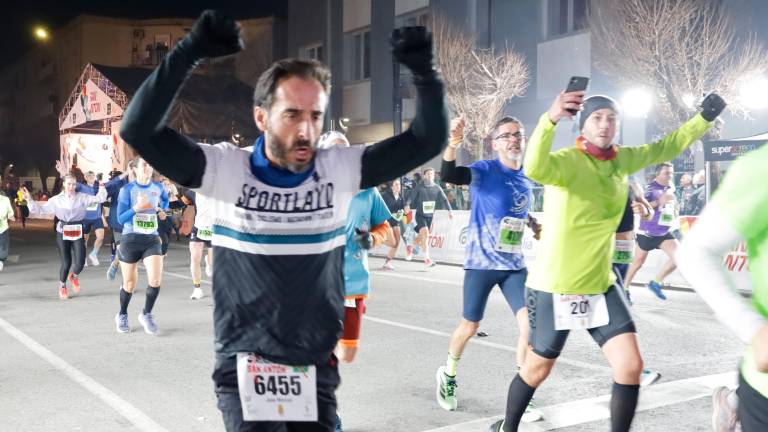 La emoción de los últimos metros de la Carrera de San Antón 2026, en imágenes